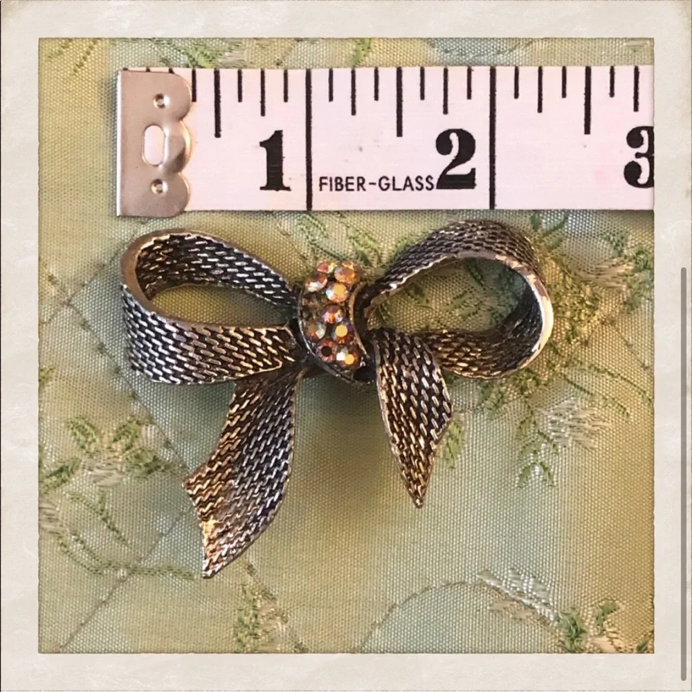 Vintage 1950’s Large Rhinestone Bow Brooch in Silver, Heavy Weight‎